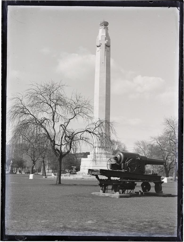 War memorial and former coastal defence gun at Queens Gardens, Dunedin