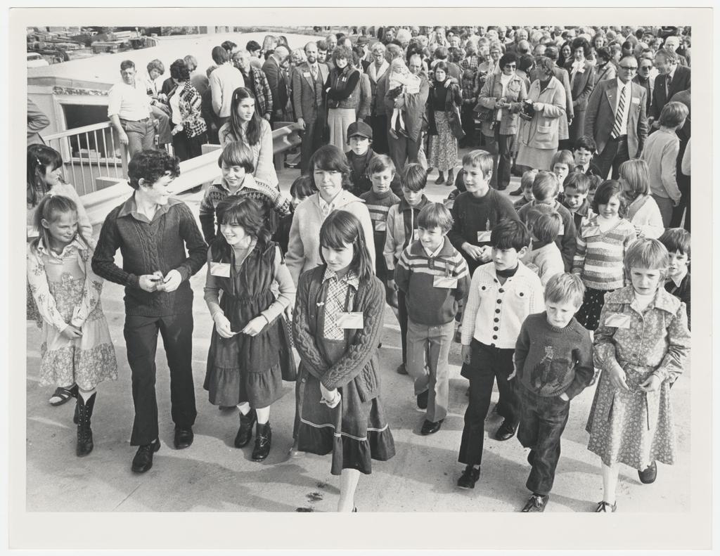 'The 28 pupils of the Taieri Mouth school lead 500 people across the new bridge'