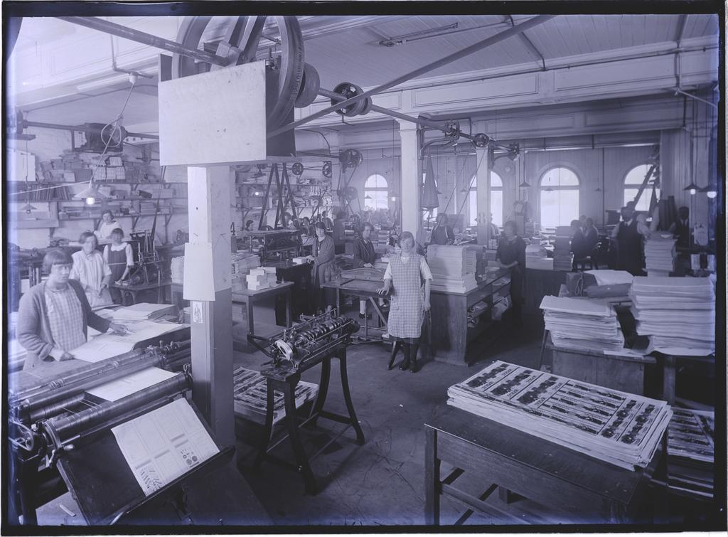 Women in men in workroom, Coulls Somerville Wilkie, Crawford Street, Dunedin