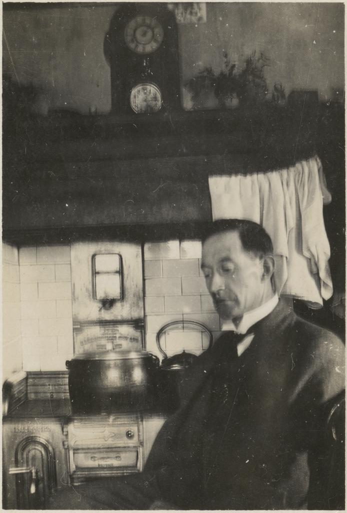 'A. [Archibald] Baxter just after marriage at brother Mark's home Middlemarch'