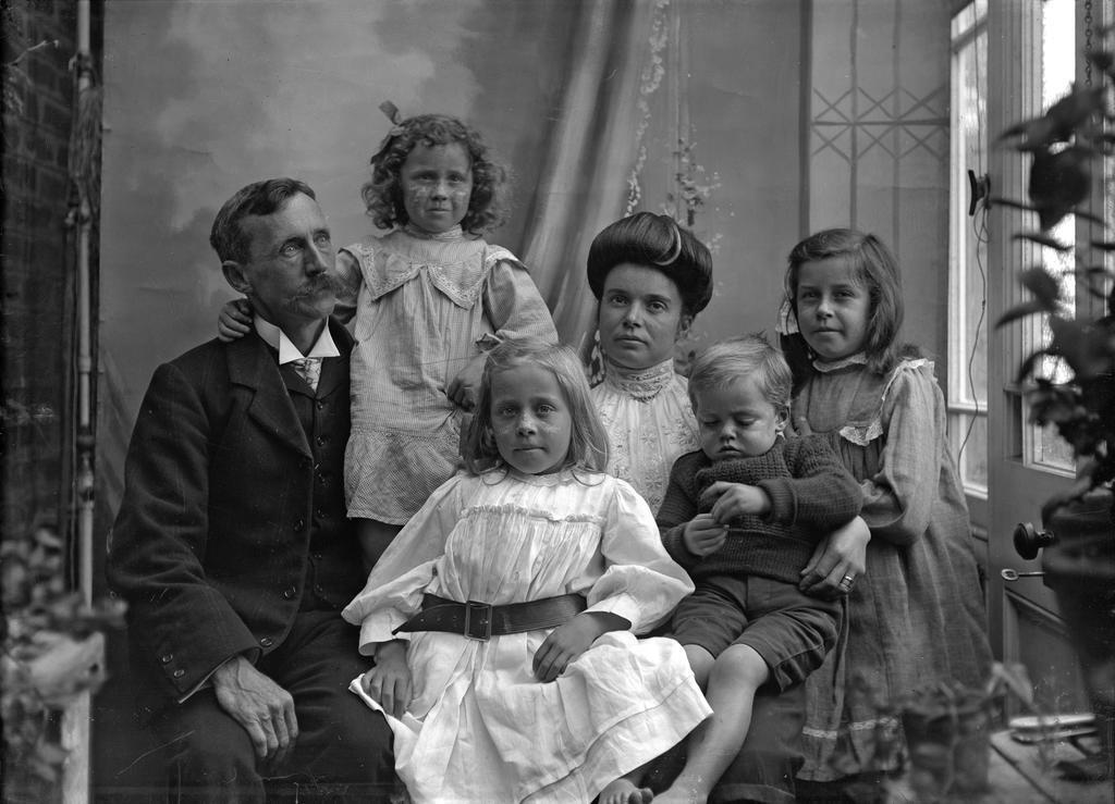 Flo, Ethel, Vera, Alex, Fred and Emily McGeorge