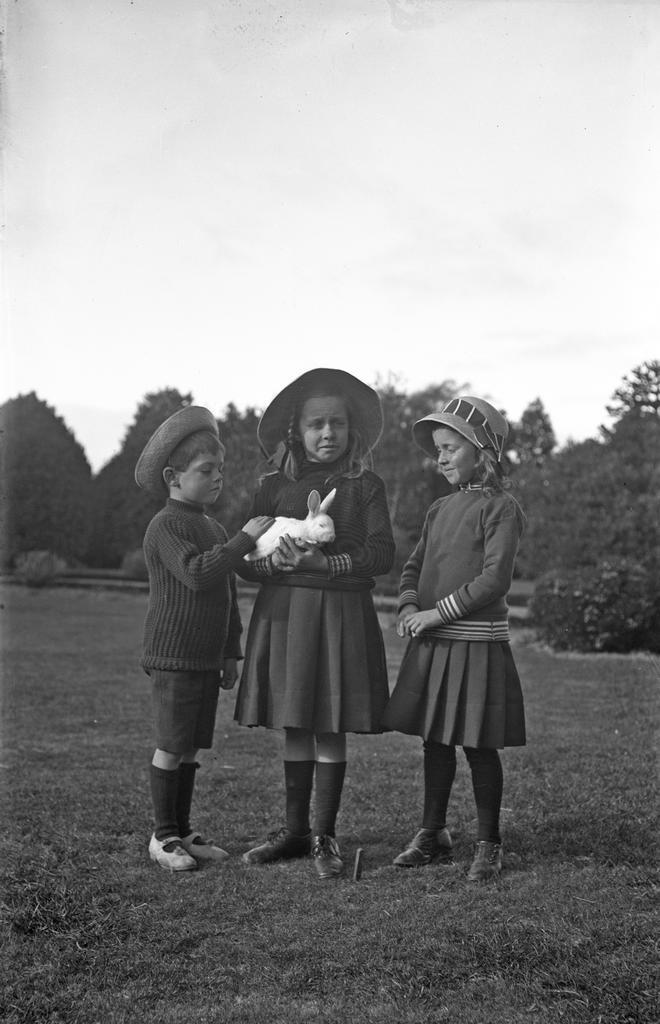 Fred McGeorge, Em McGeorge holding rabbit