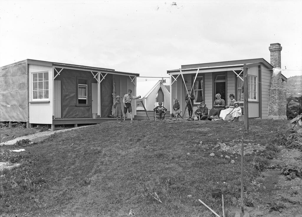Whare Oki-Oki, McGeorge family crib at Karitane