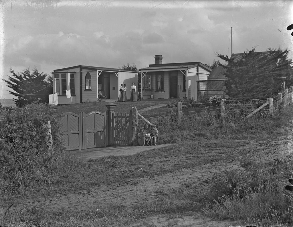 Whare Oki-Oki, McGeorge family crib at Karitane