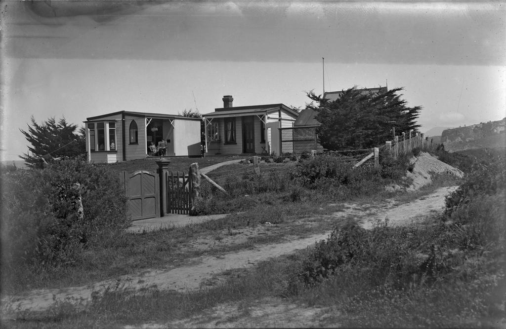 Whare Oki-Oki, McGeorge family crib at Karitane