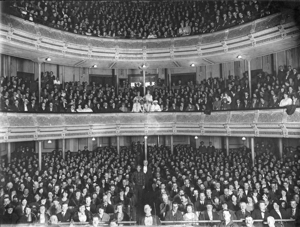 George Wallace and an audience in the Princess Theatre
