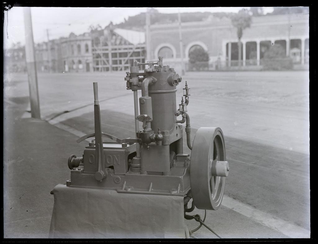 Orion single-cylinder marine oil engine