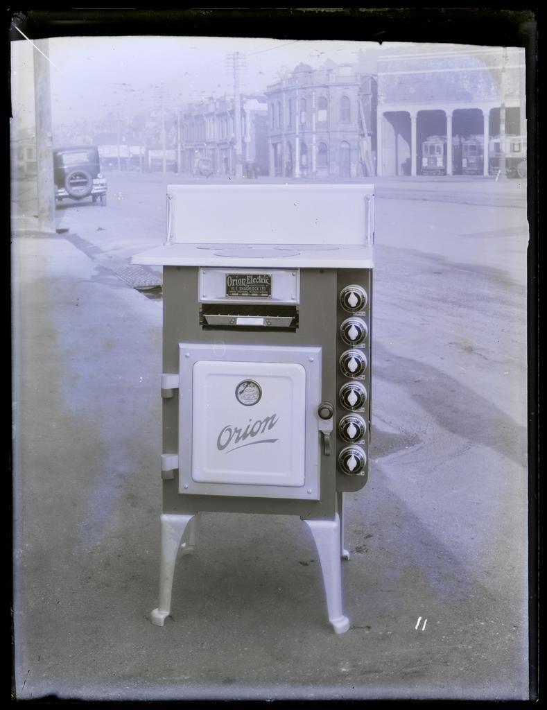 Three-ring Orion electric range with griller