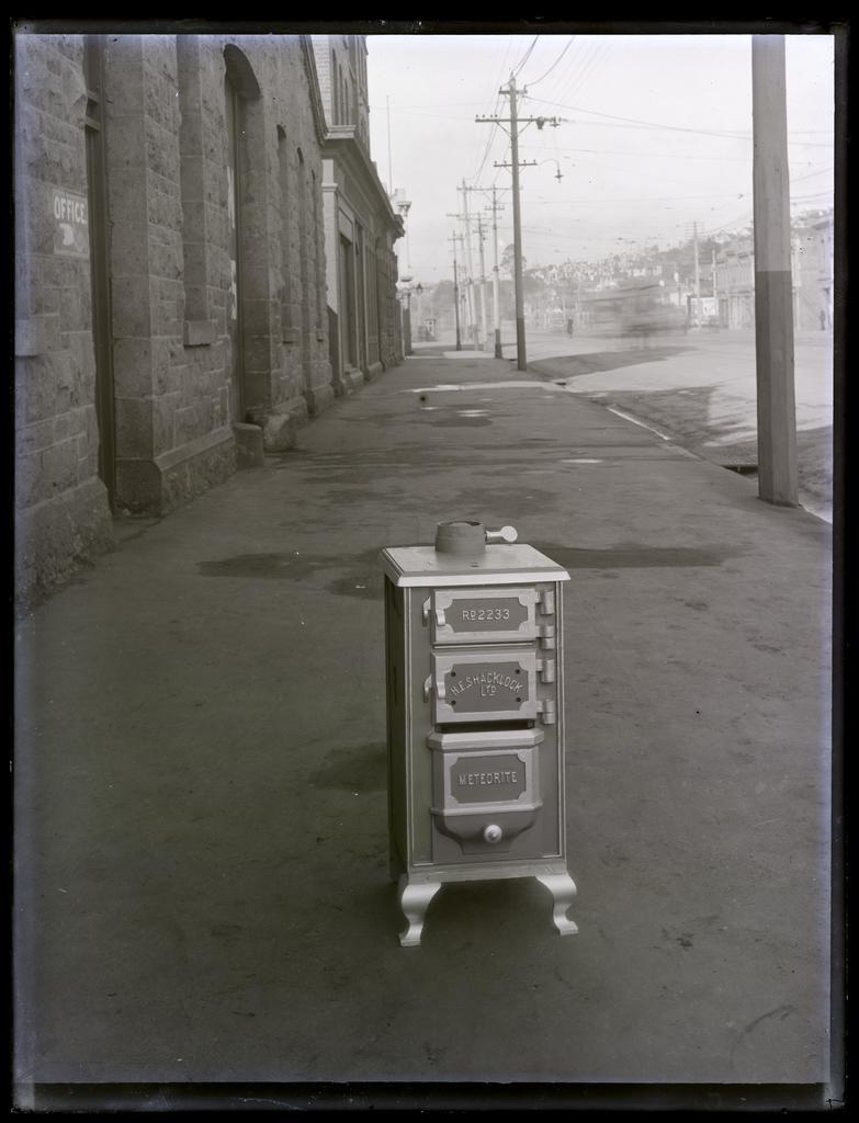 Shacklock 'Meteorite' boiler on pavement, Princes Street, Dunedin