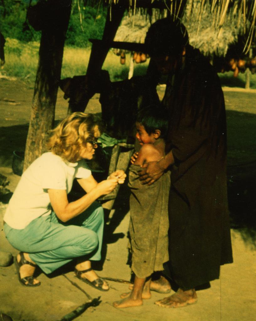 Louise Sutherland injecting a child, Peru