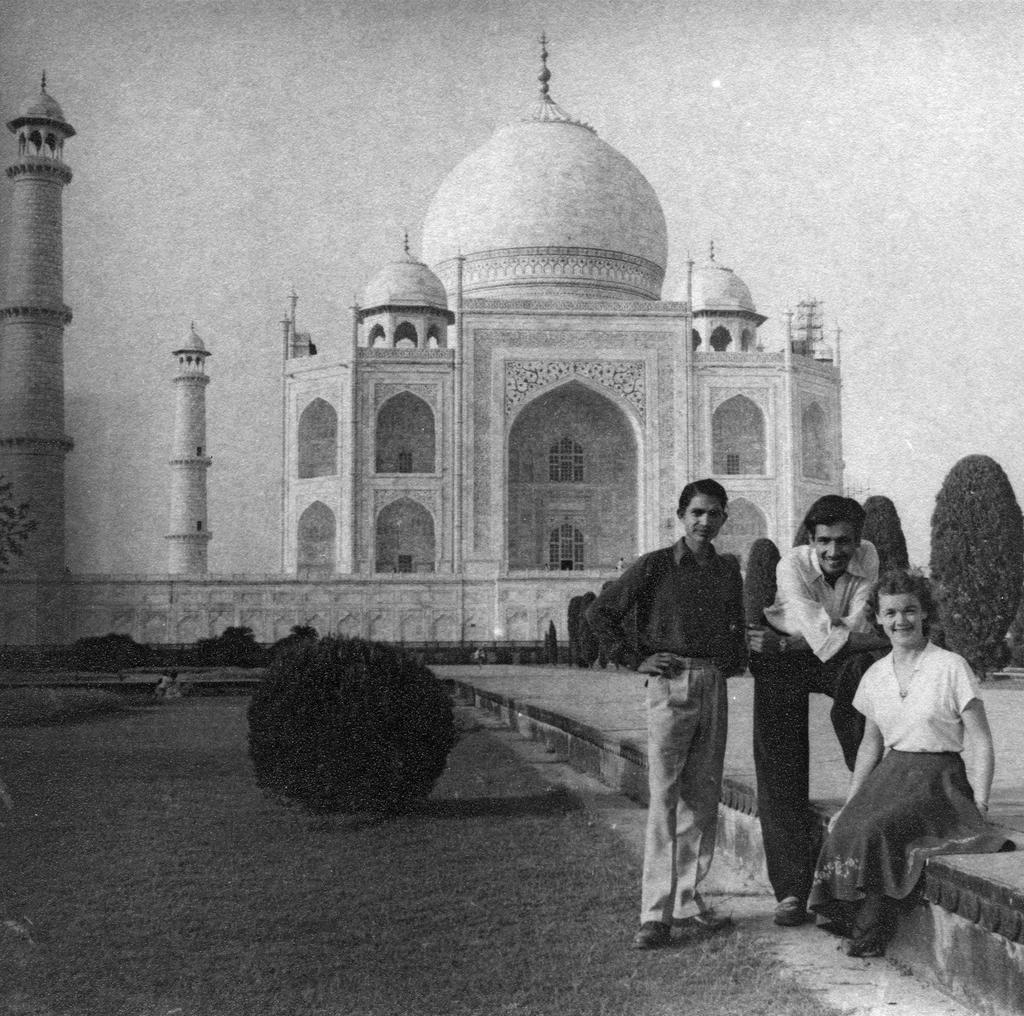 Louise Sutherland and two unidentified men at the Taj Mahal, India
