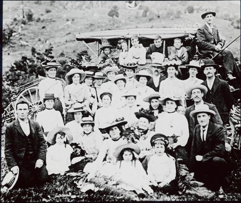 Unidentified community picnic, possibly associated with Mosgiel Presbyterian Church