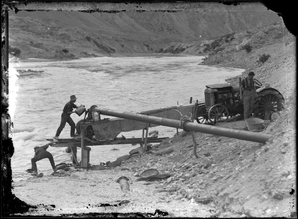 Goldminers [sluicing] | Hocken Digital Collections