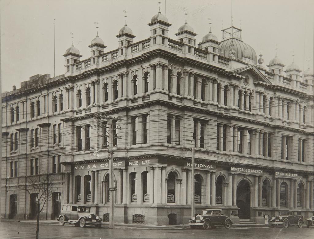 Three storey buildings on the corner of Water and Cumberland streets