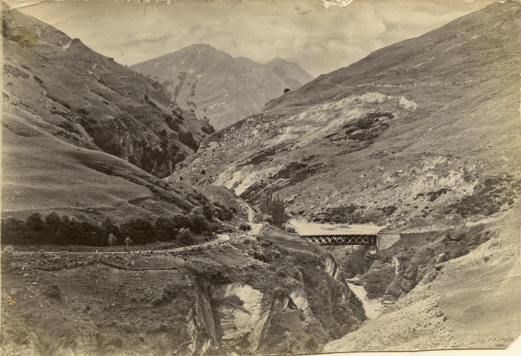 Arthurs Point Hotel, Edith Cavell Bridge