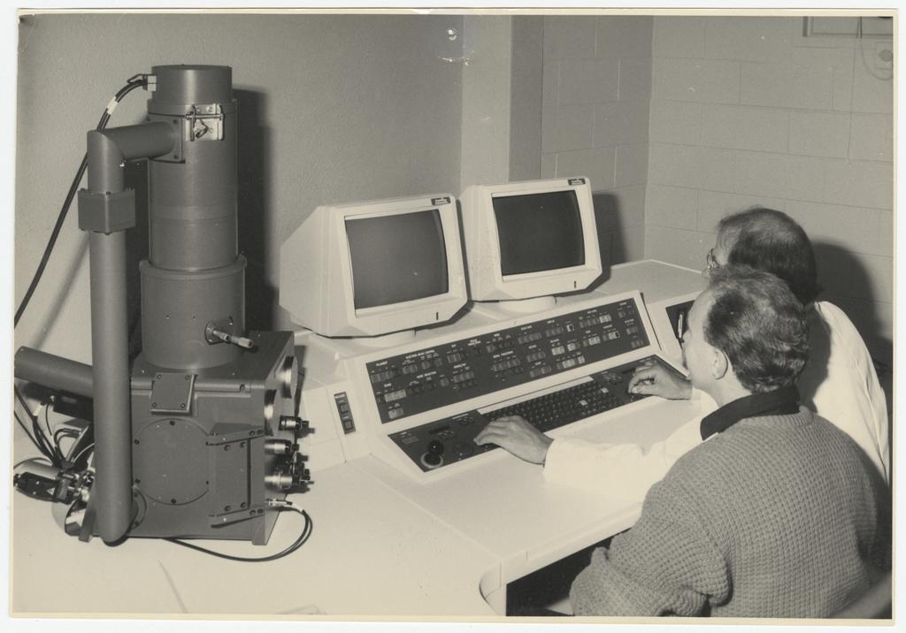 Department of Pathology Electron Microscopy Unit new scanning electron microscope
