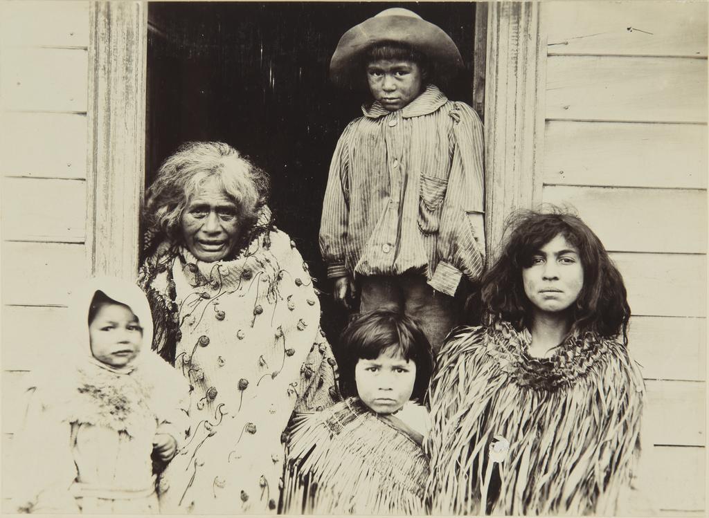 Unidentified group [includes Erihapeti Kihipane]