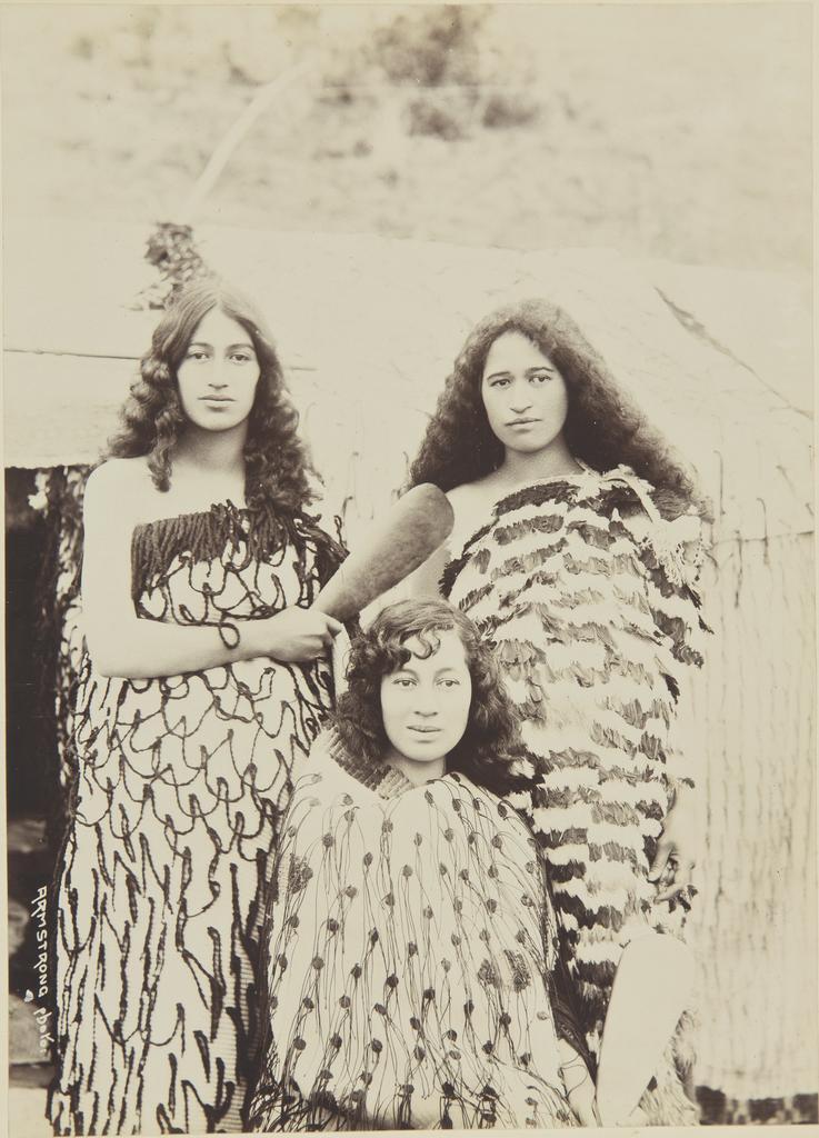 Erihapeti Tipa, Molly Hampstead, and unidentified wahine Māori