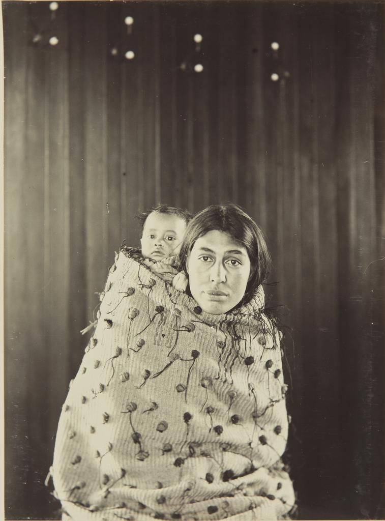 Wahine Māori and child