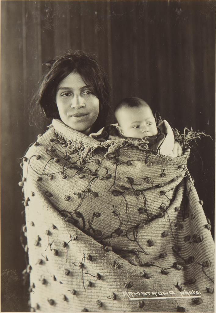 Wahine Māori and child