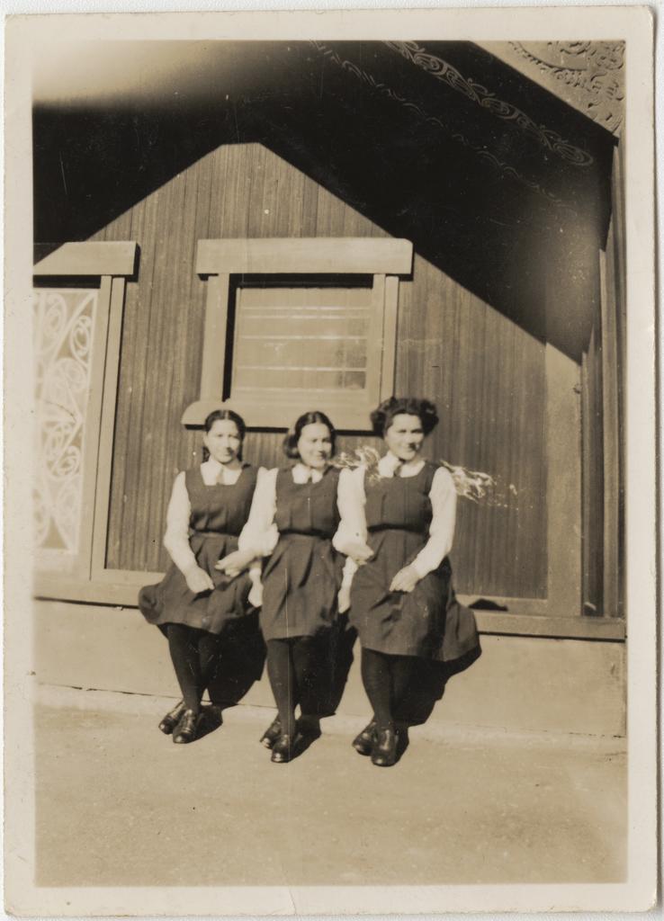 Three girls at Te Wai Pounamu College