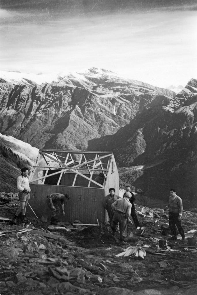 French Ridge Hut under construction