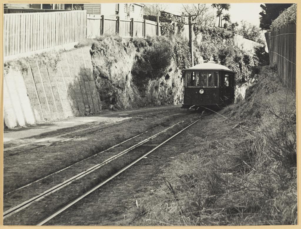 Kaikorai Roslyn cable car in cutting, Belgrave Crescent