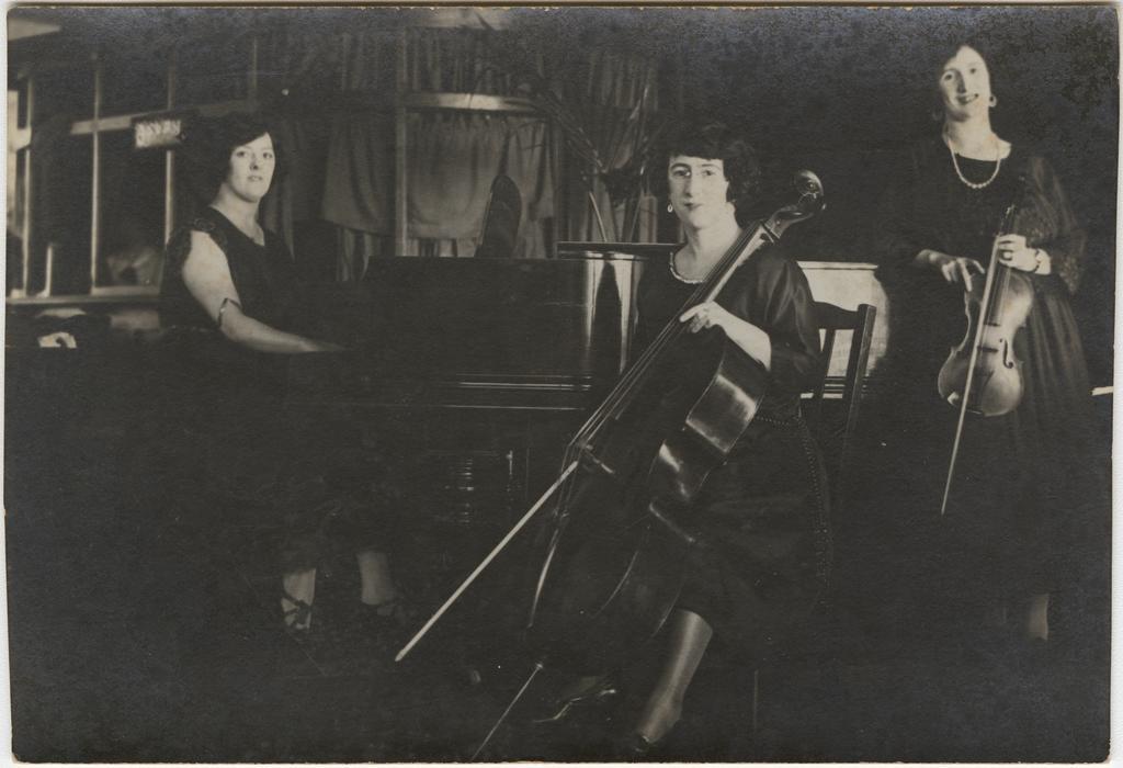 'Mum and Vi', piano trio with Elena Allen on cello