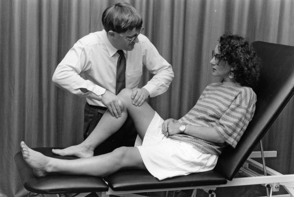 Knee examination technique