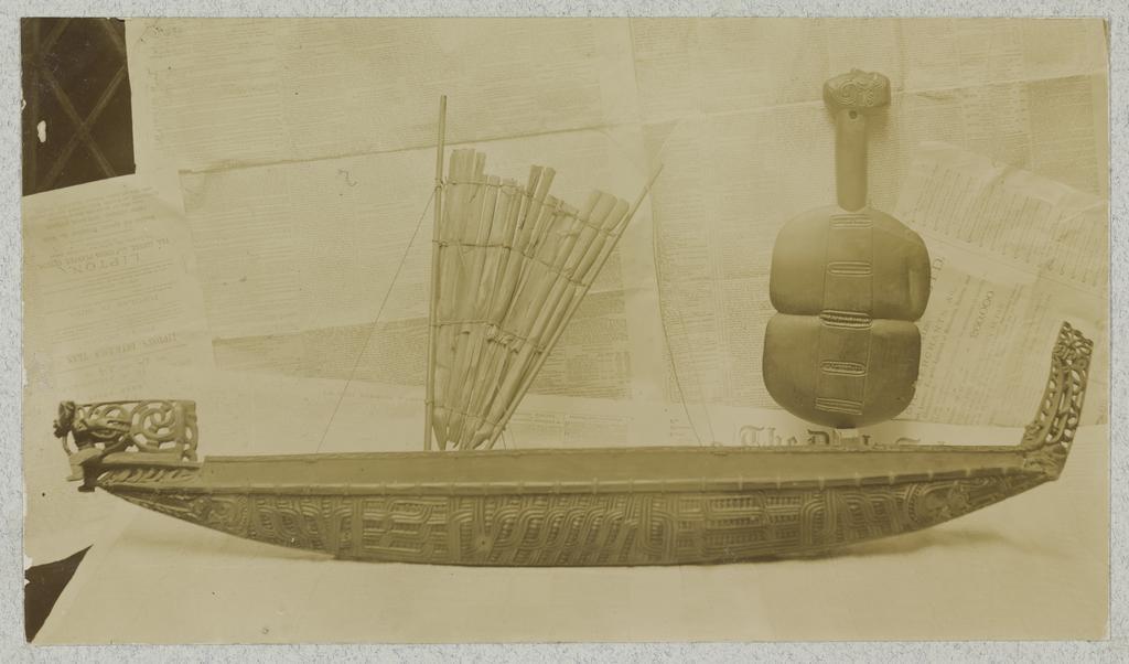 Model canoe and kotiake