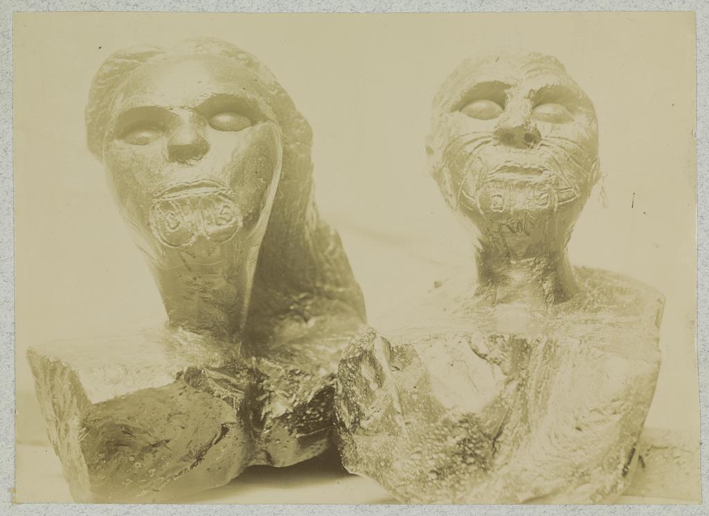 Sculpture of a Māori man and woman showing moko