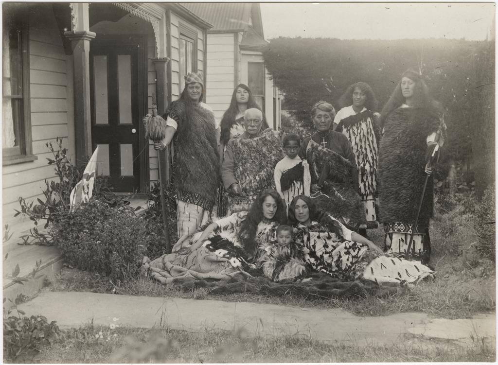 Hemi (James) Rikiti with his wife Hana Pohia Rikiti and children ...