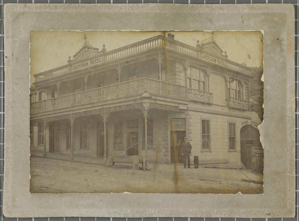 Porters Hotel, Main South Road, Caversham