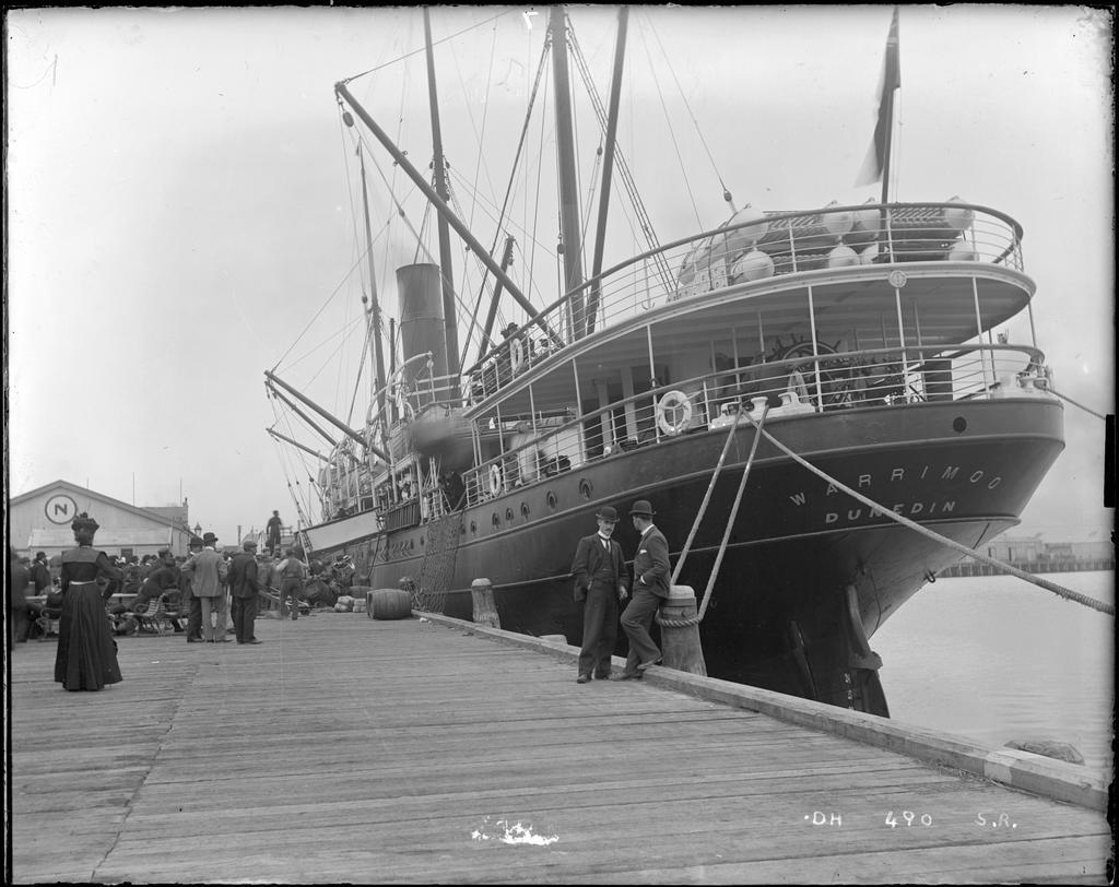 SS Warrimoo at cross wharf