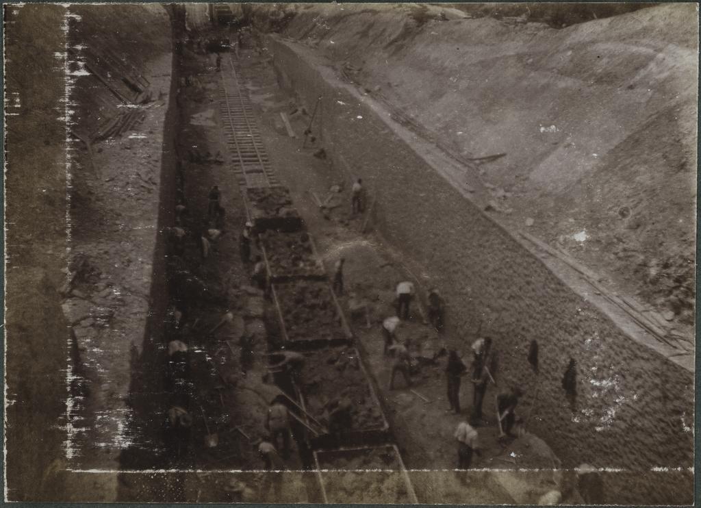Looking from other end of the Caversham tunnel under construction
