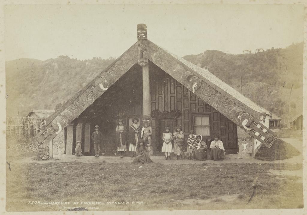 Wharepuni at  Parekino, Wanganui River