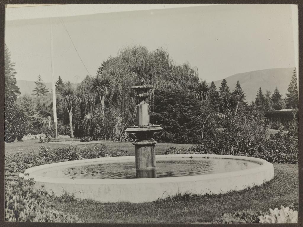 Fountain and fishpond, Knottingly Park