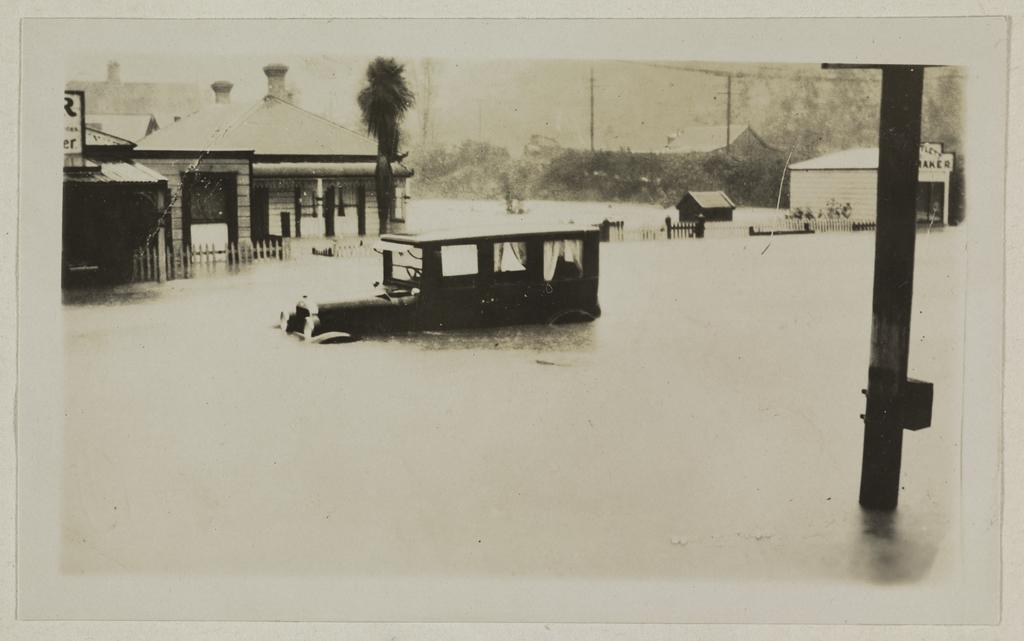 Shops at foot of Glen Road