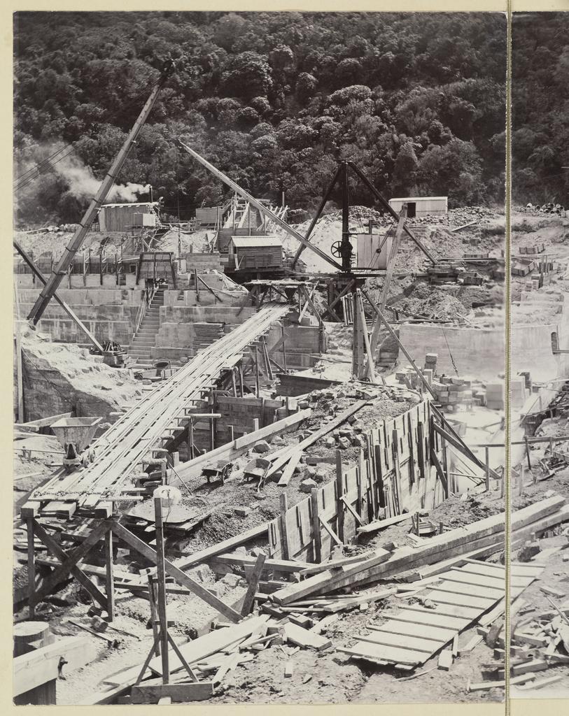 View of platforms, tracks and reinforcing structures [part 1]