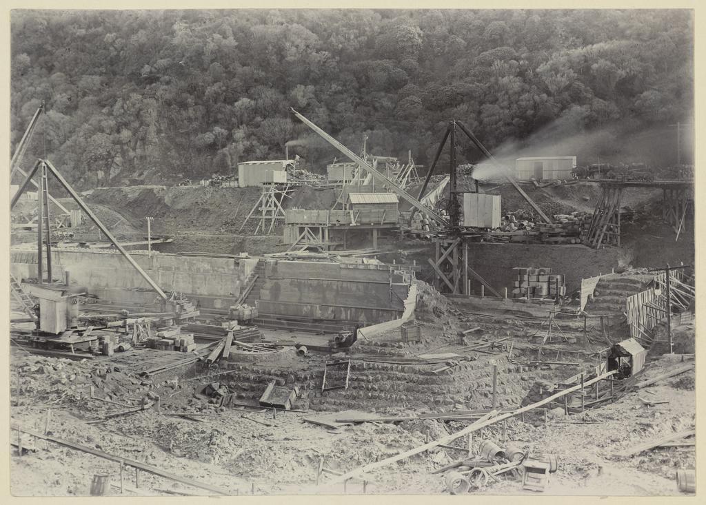 Terraced rockfill and drydock walls