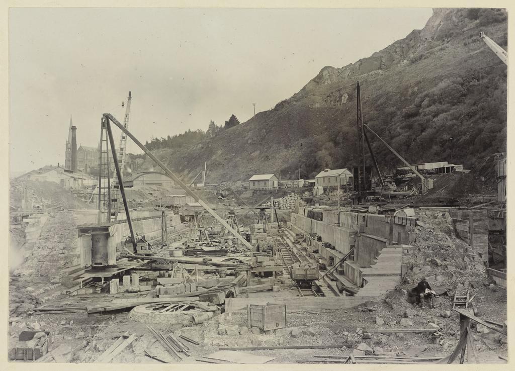 Terraced rockfill and drydock walls