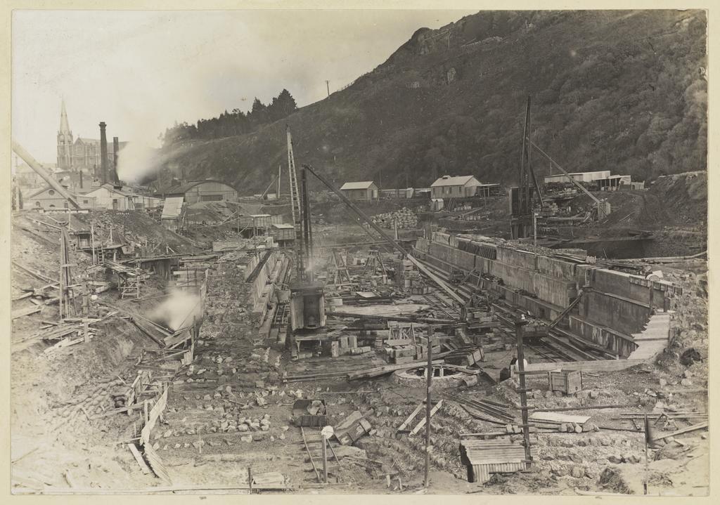 Terraced rockfill and drydock walls