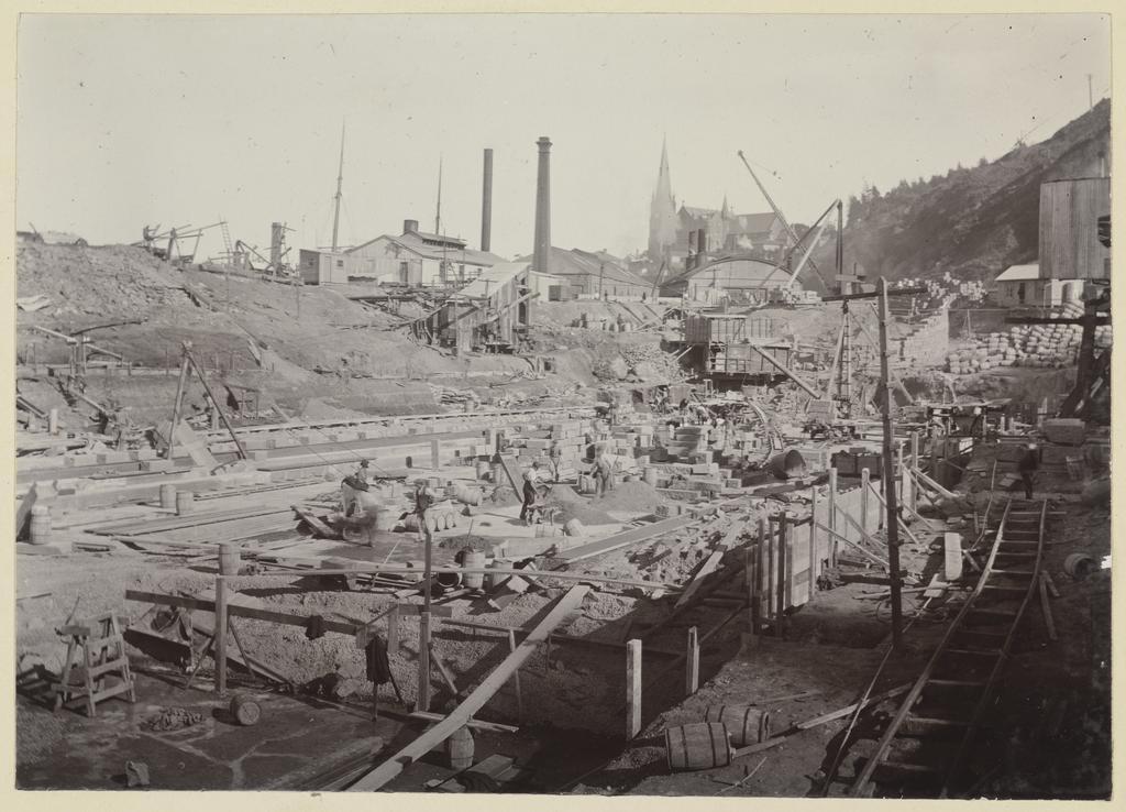 Boxing and reinforcing of construction site