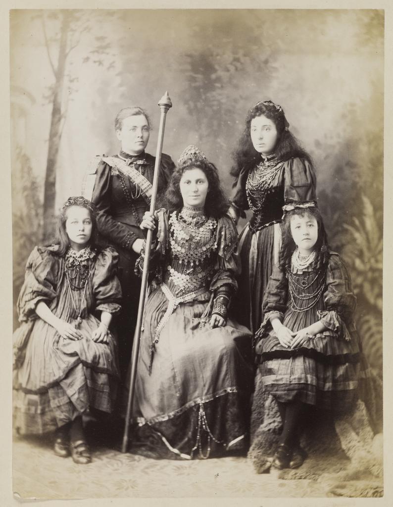 Gipsy Queen &amp; Retinue