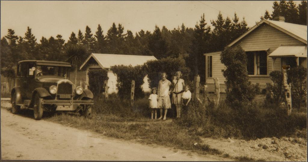 Nell Chance with her children Lorna, Gwenda and Alan