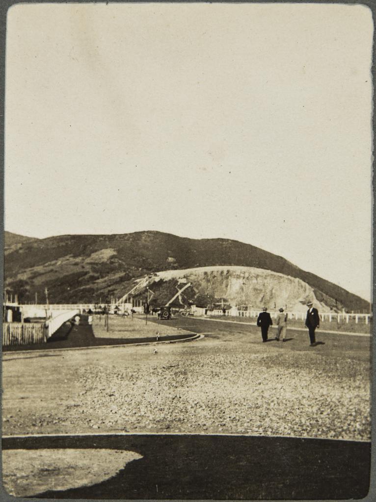 Road around the exhibition