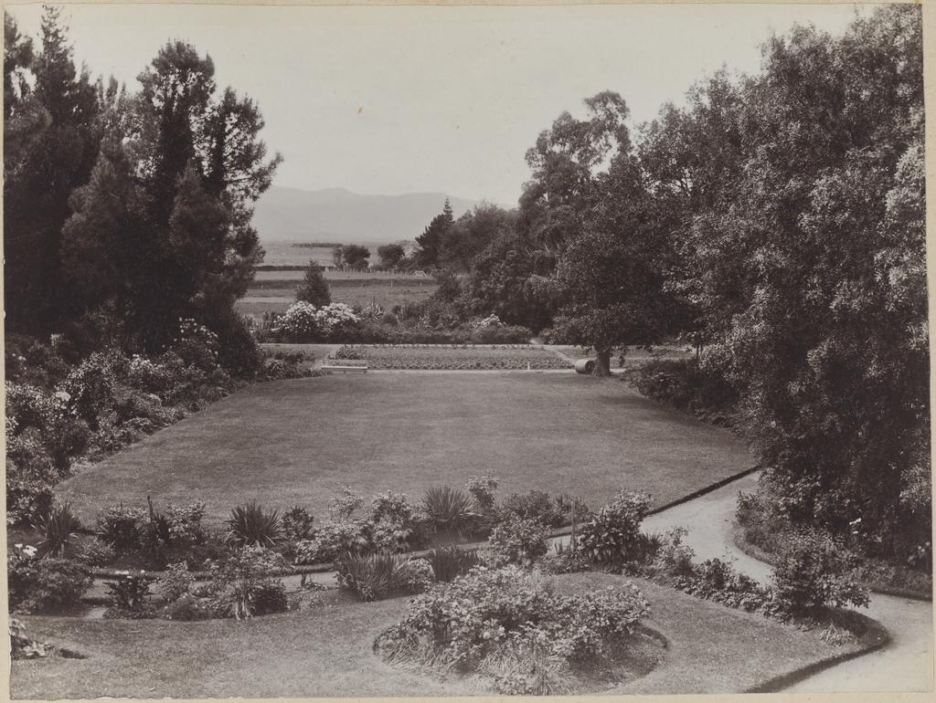 Lawn, Longwood Station