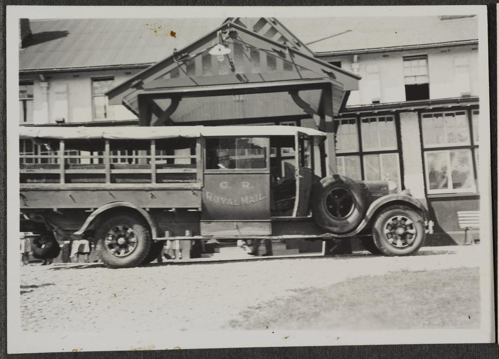 Mount Cook bus outside the Hermitage