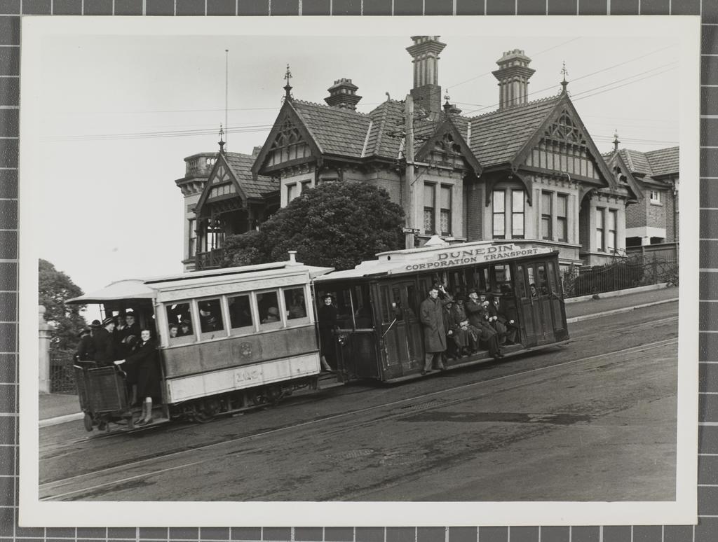 Mornington tram on High Street