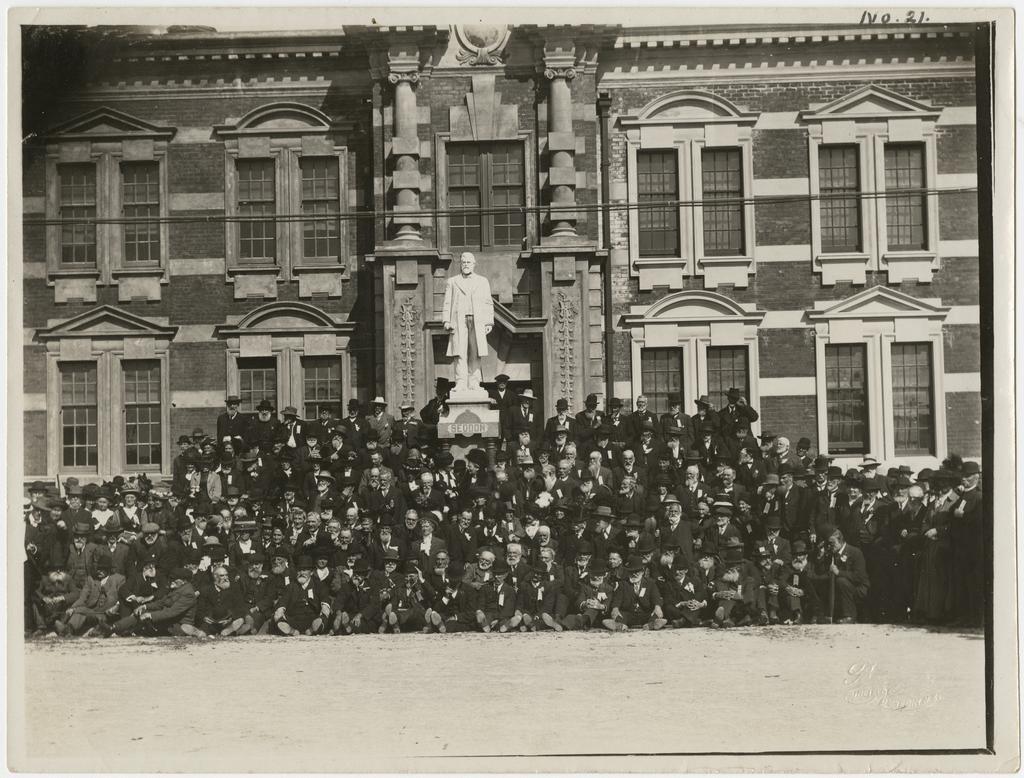Group of pioneers at Seddon statue, Sewell Street
